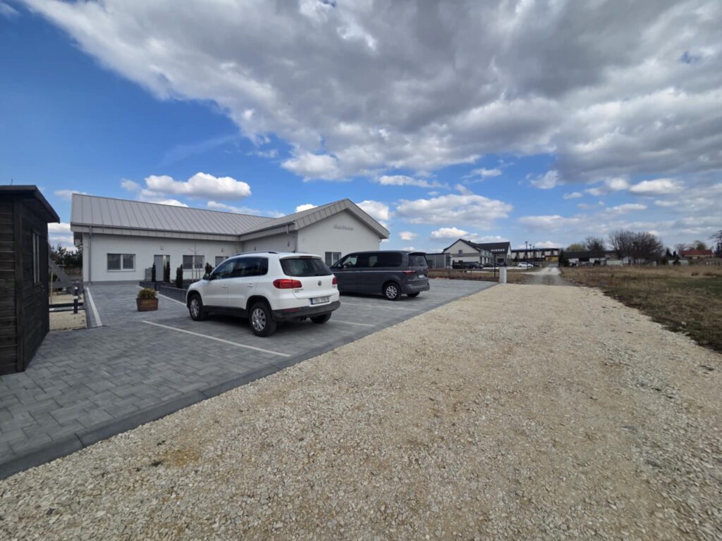 Parking dla gości przy obiekcie noclegowym Solec-Zdrój