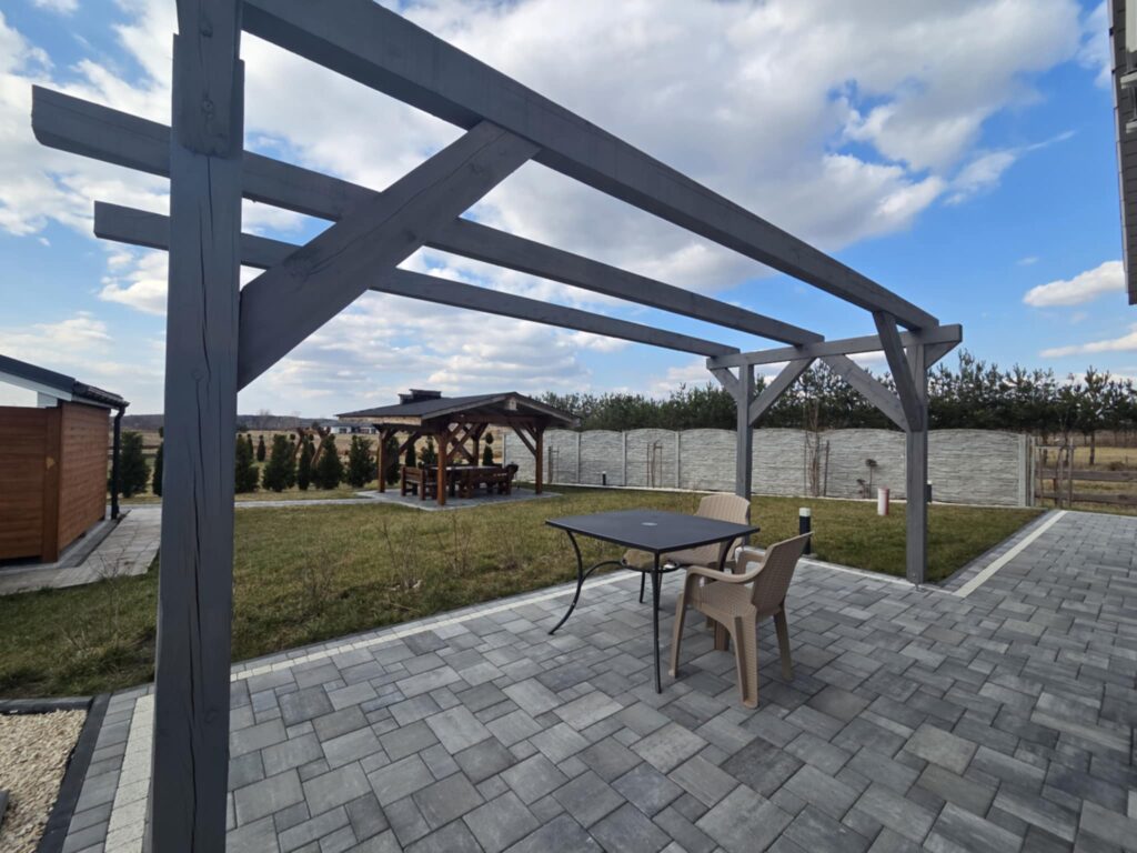 noclegi-solec-zdroj-taras-pergola.jpg
