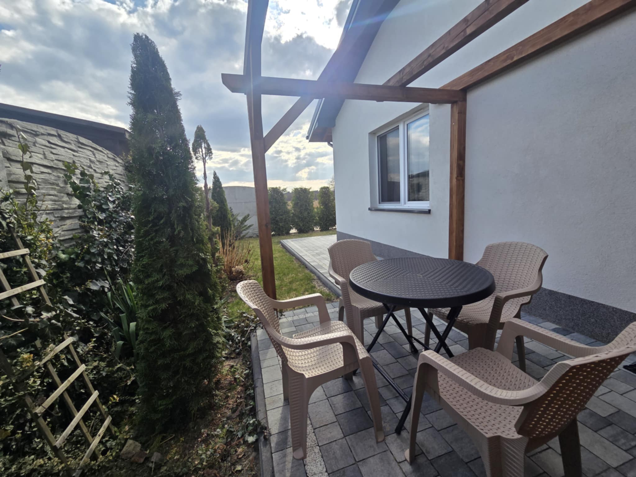 Taras przy apartamentach z miejscem do odpoczynku – Solec-Zdrój noclegi