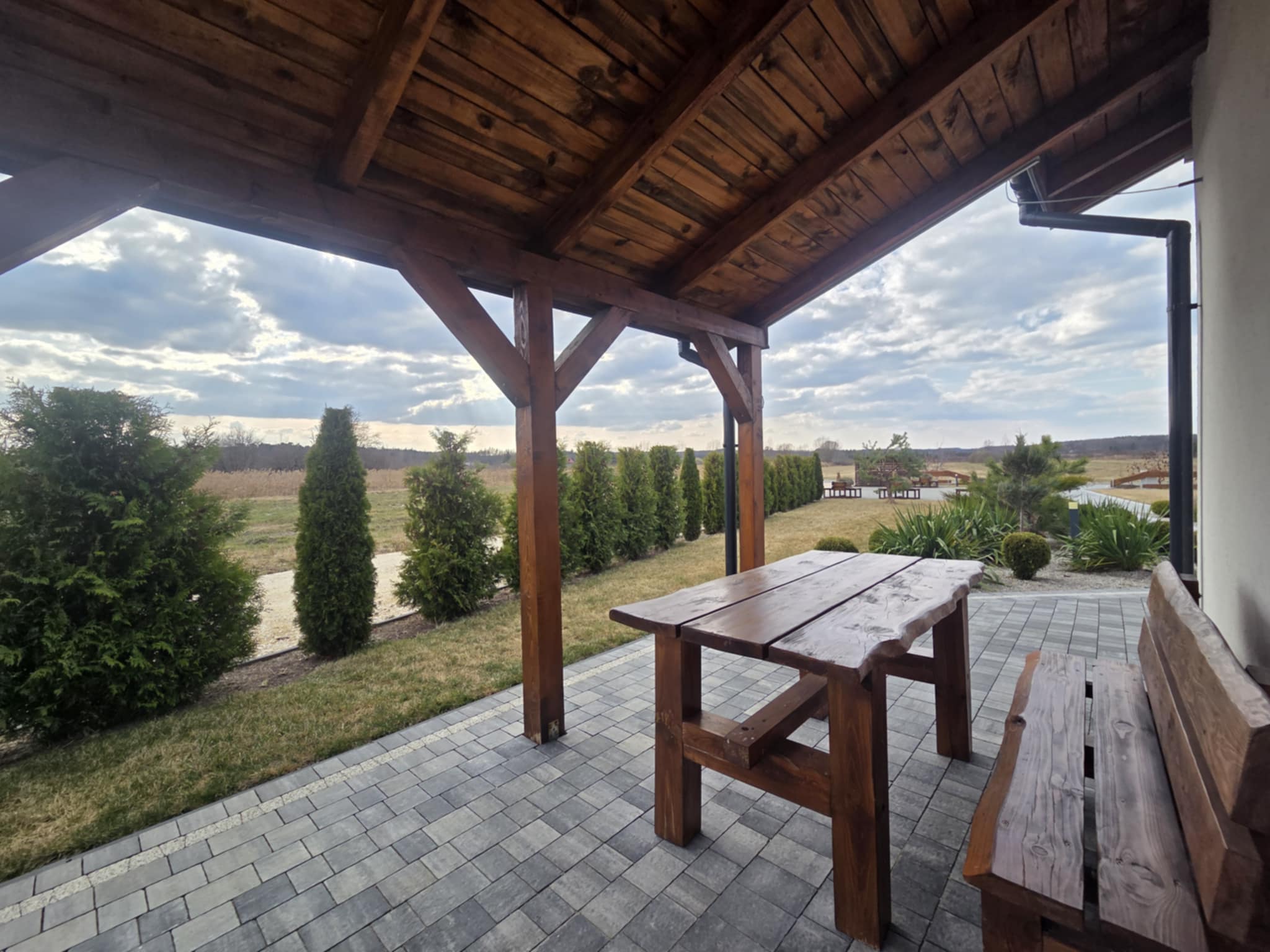 Altana wypoczynkowa z widokiem na okolicę – Apartamenty Róża Wiatrów Solec-Zdrój