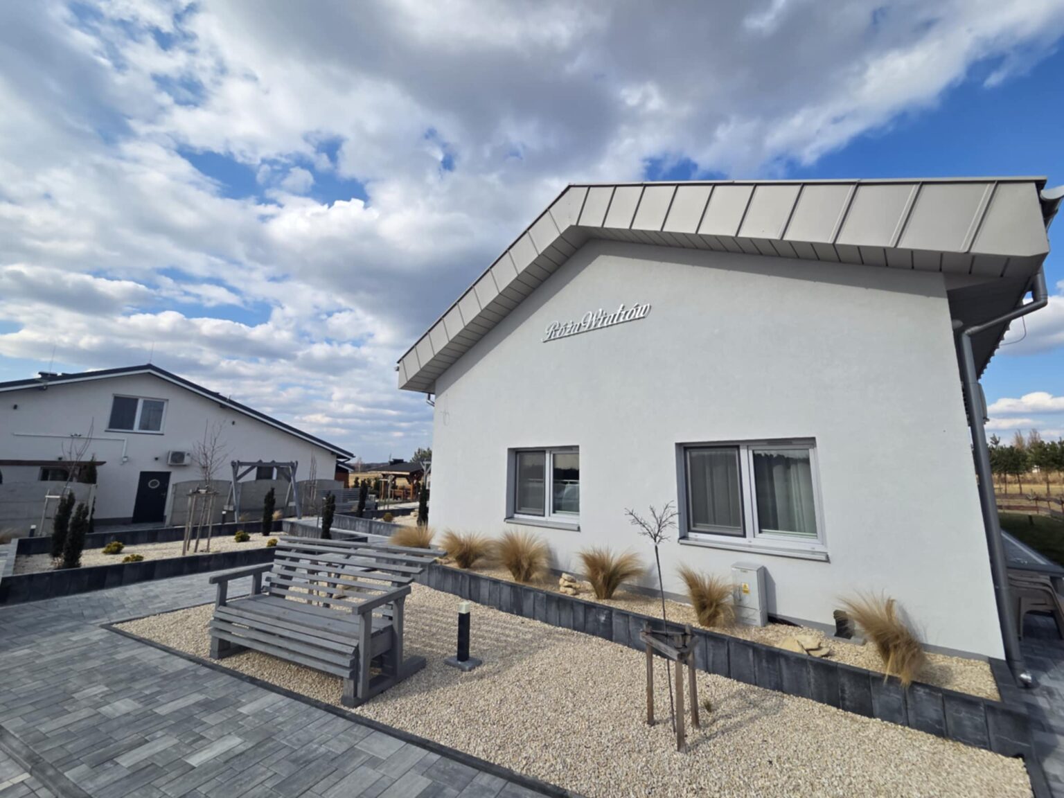 Apartamenty Róża Wiatrów Solec-Zdrój – budynek i otoczenie