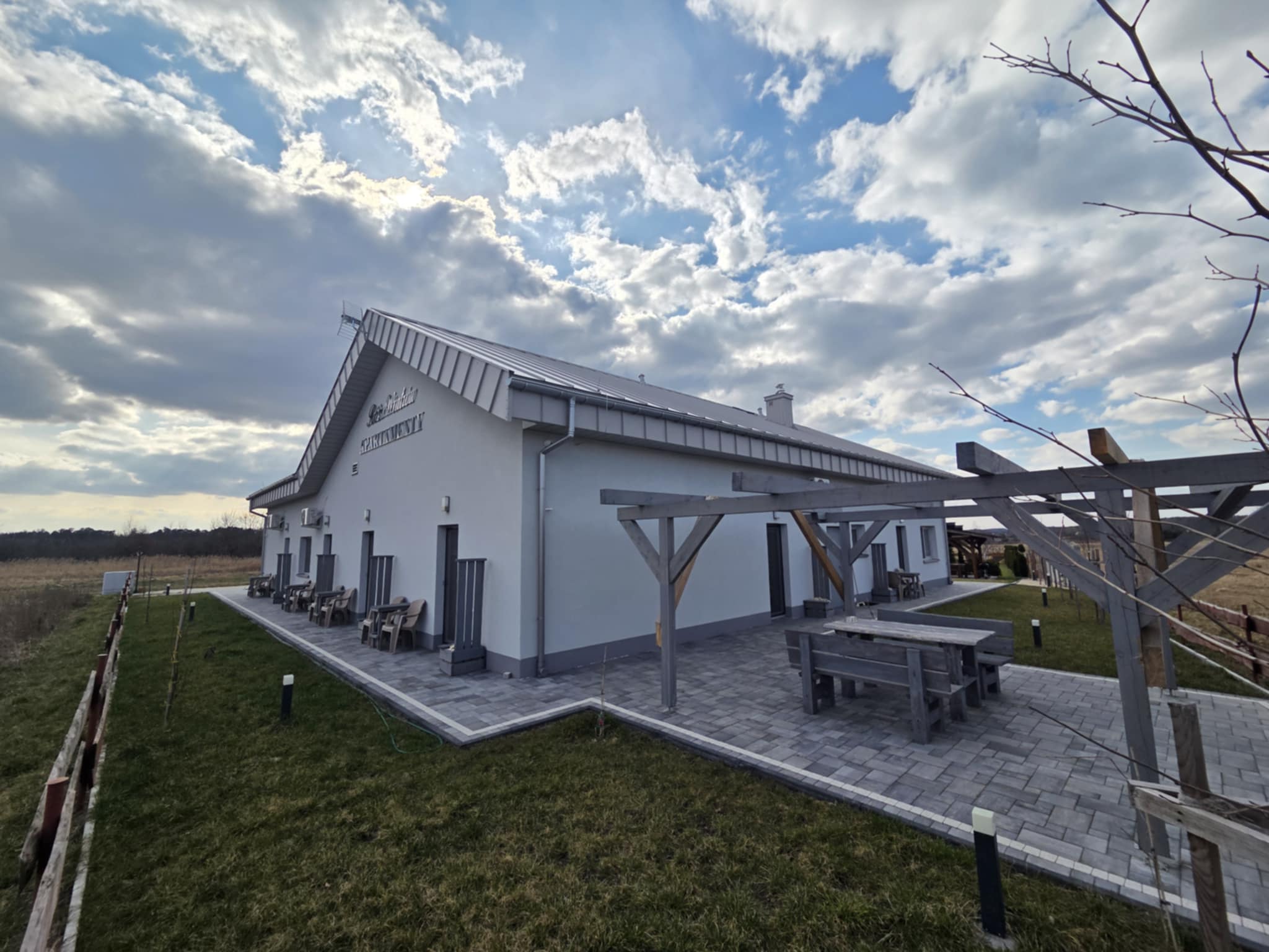 Apartamenty Róża Wiatrów Solec-Zdrój – widok obiektu i strefy relaksu na zewnątrz