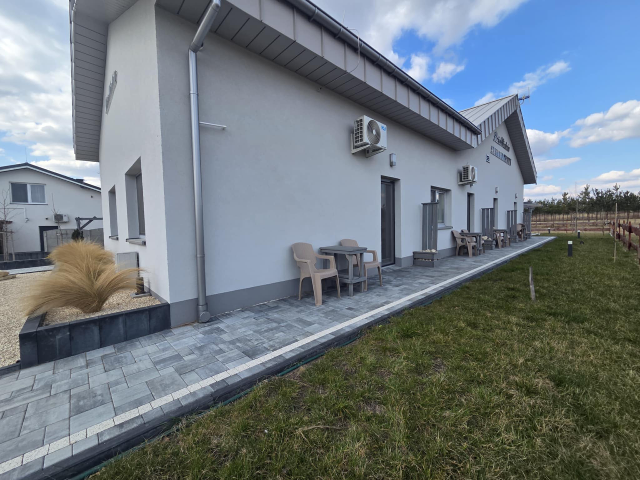 apartamenty Solec-Zdrój taras przy pokoju noclegi blisko basenów