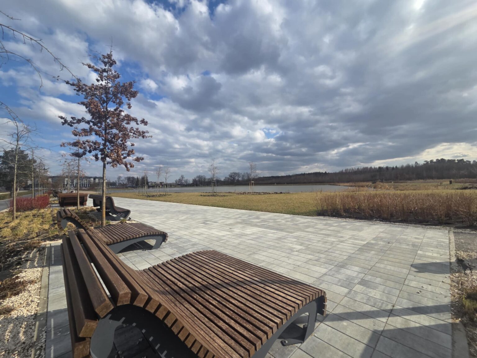 Spacerowe alejki przy zalewie Solec-Zdrój – cisza i spokój