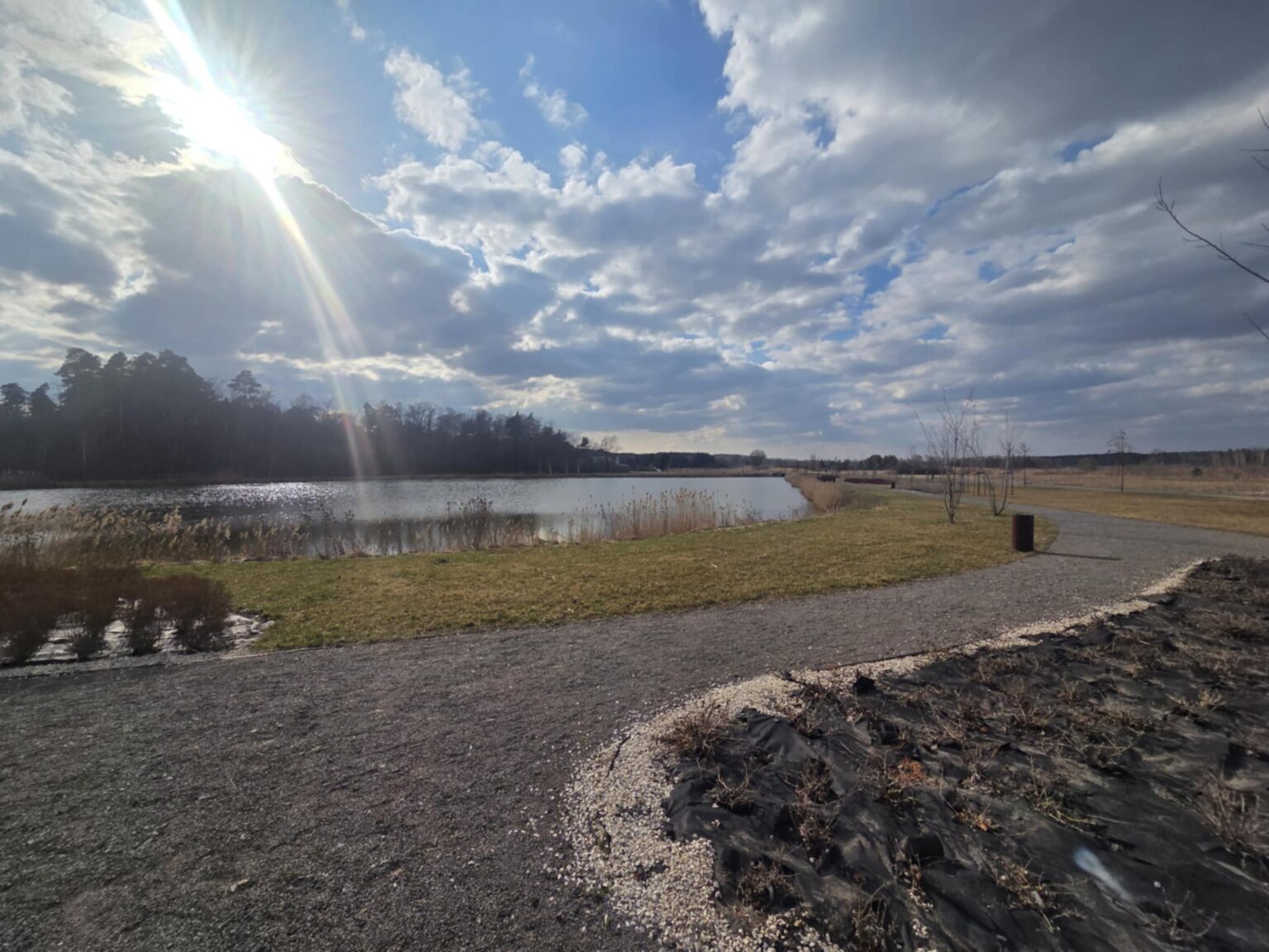 Ścieżka spacerowa nad wodą w Solcu-Zdroju – relaks blisko natury