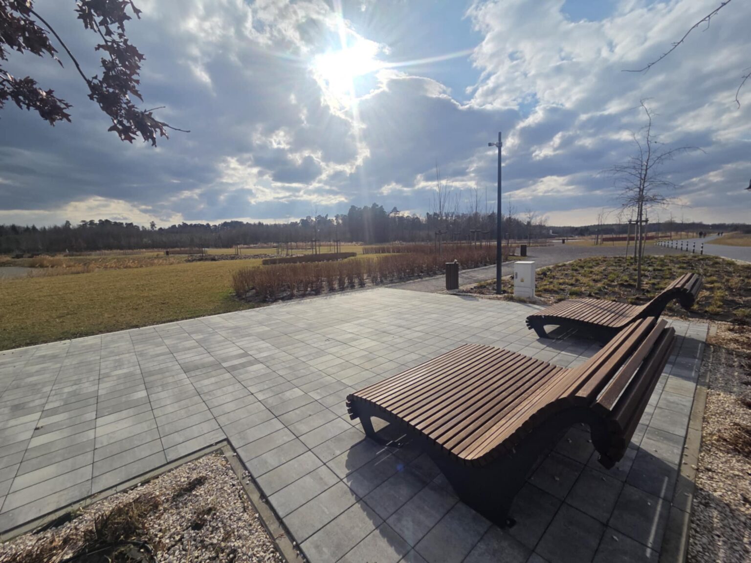 Strefa relaksu nad zalewem Solec-Zdrój z widokiem na naturę