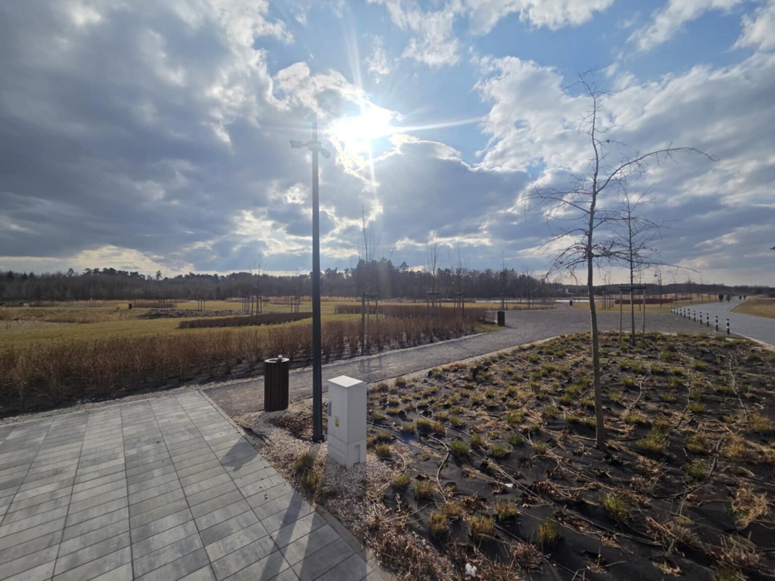 Ścieżki spacerowe przy zalewie Solec-Zdrój i tereny zielone