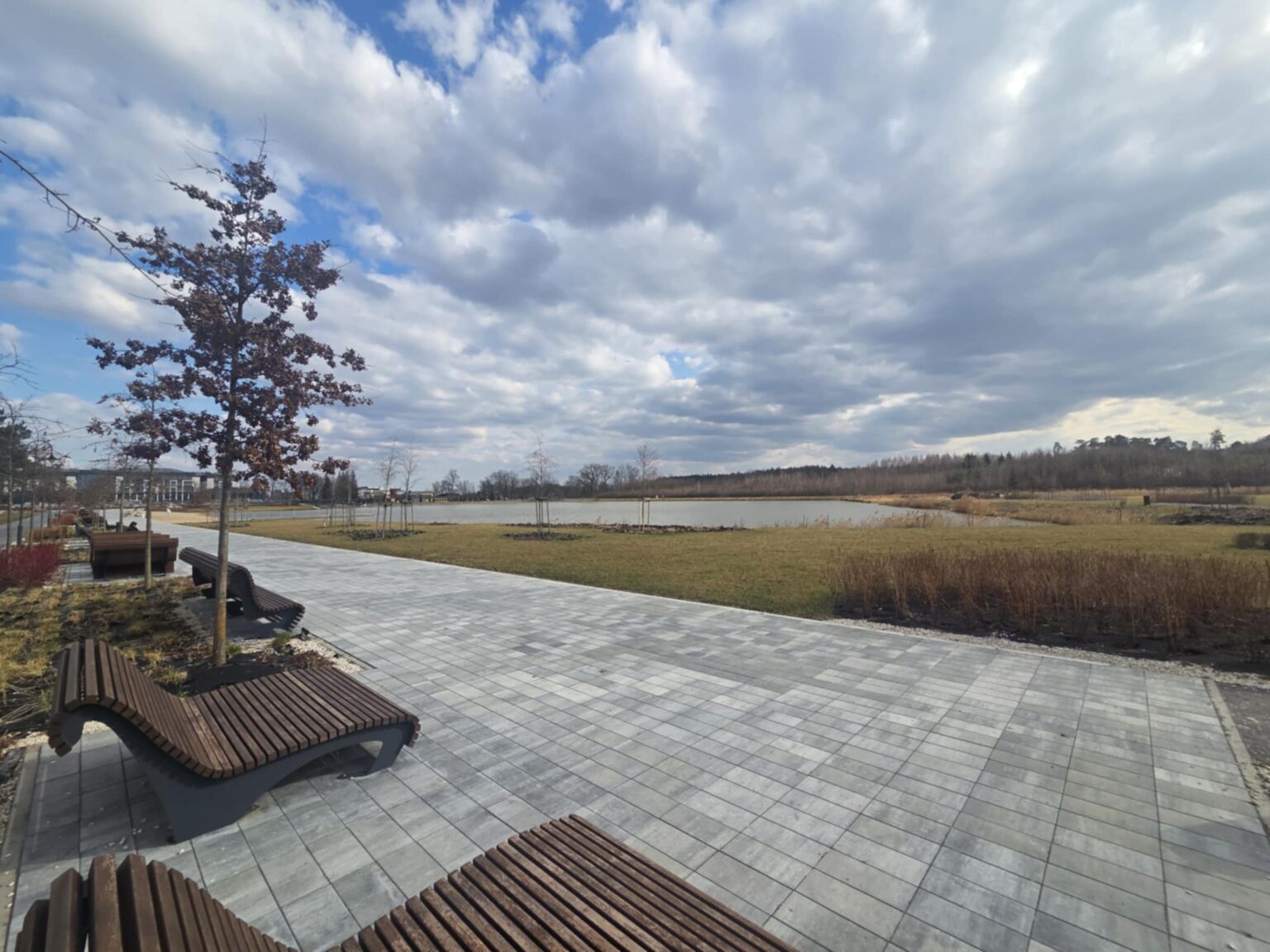 Spacerowe alejki przy zalewie Solec-Zdrój – cisza i spokój