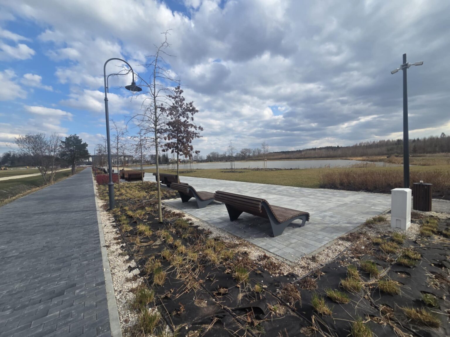 Deptak i ławki nad zalewem w Solcu-Zdroju – idealne na relaks