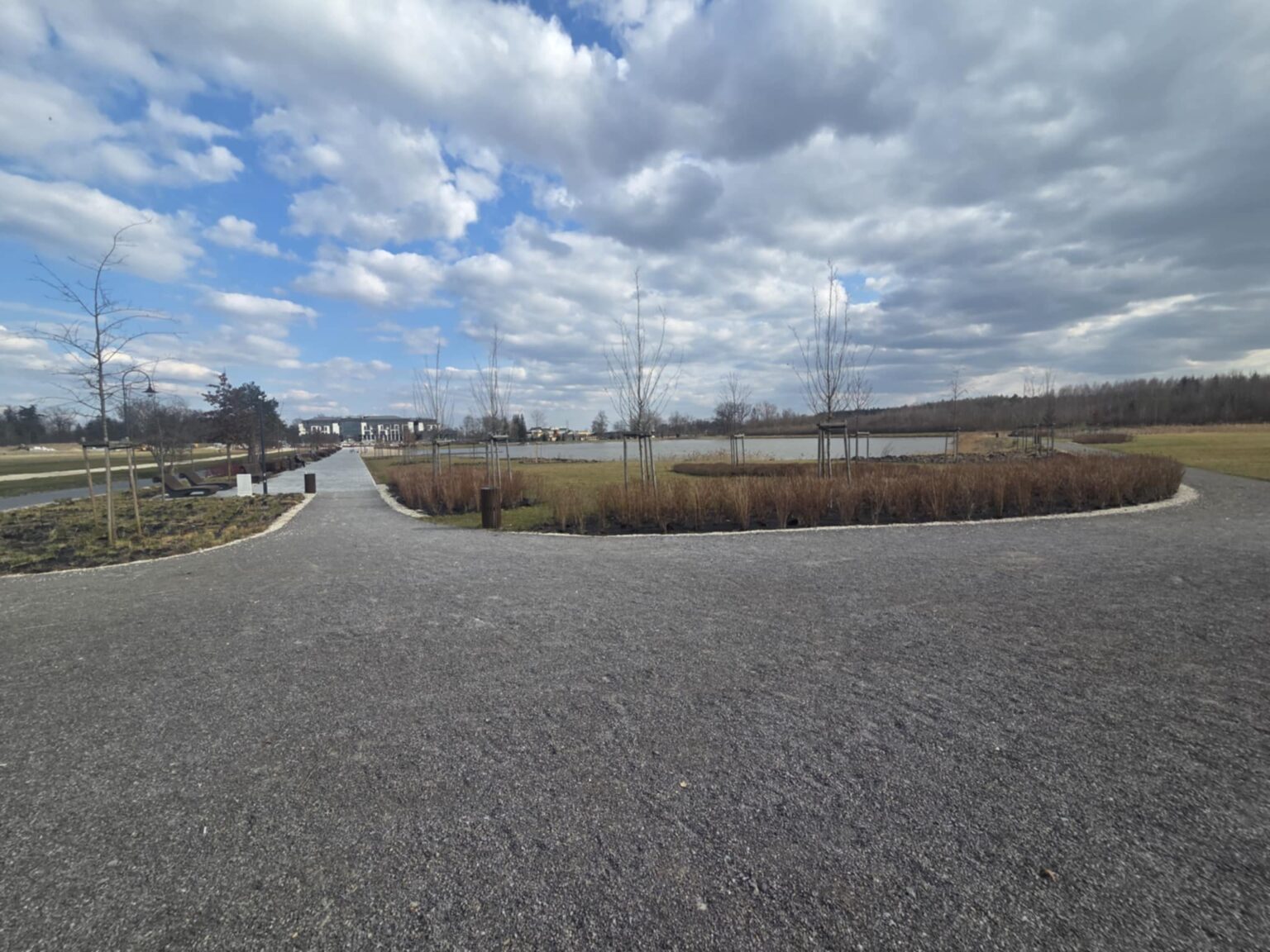 Alejki spacerowe nad zalewem Solec-Zdrój z widokiem na wodę